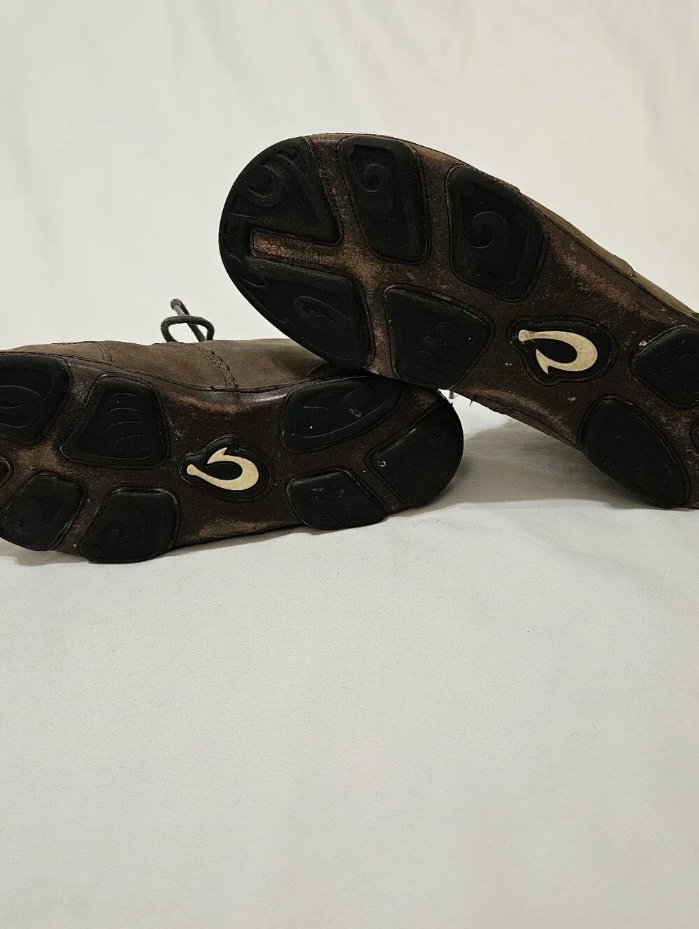 OluKai Men's Size 11 Brown Kamuela Leather Embossed Ankle Chukka Boots